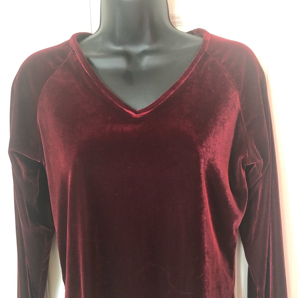 EUC New York and Company red velvet stretchy neck size S